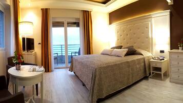 Junior suite, balkon, uitzicht op zee | Luxe beddengoed, donzen dekbedden, pillowtop-bedden, een minibar