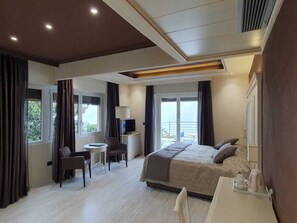 小型套房, 阳台, 海景 | 高档床上用品、羽绒被、加厚床垫、迷你吧