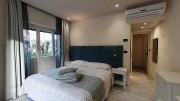 Tweepersoonskamer, balkon | Luxe beddengoed, donzen dekbedden, pillowtop-bedden, een minibar