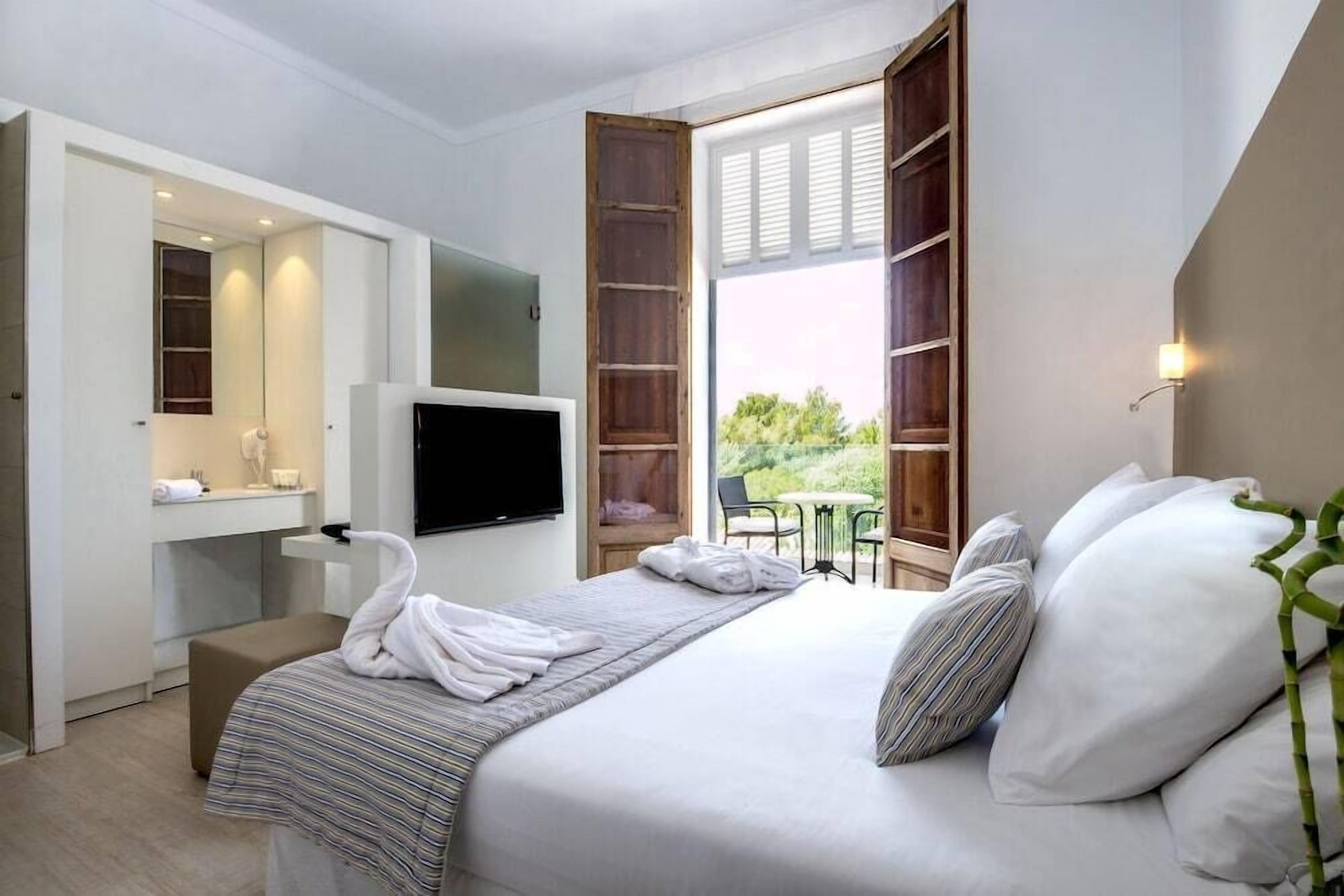 In-room safe, desk, free WiFi, bed sheets