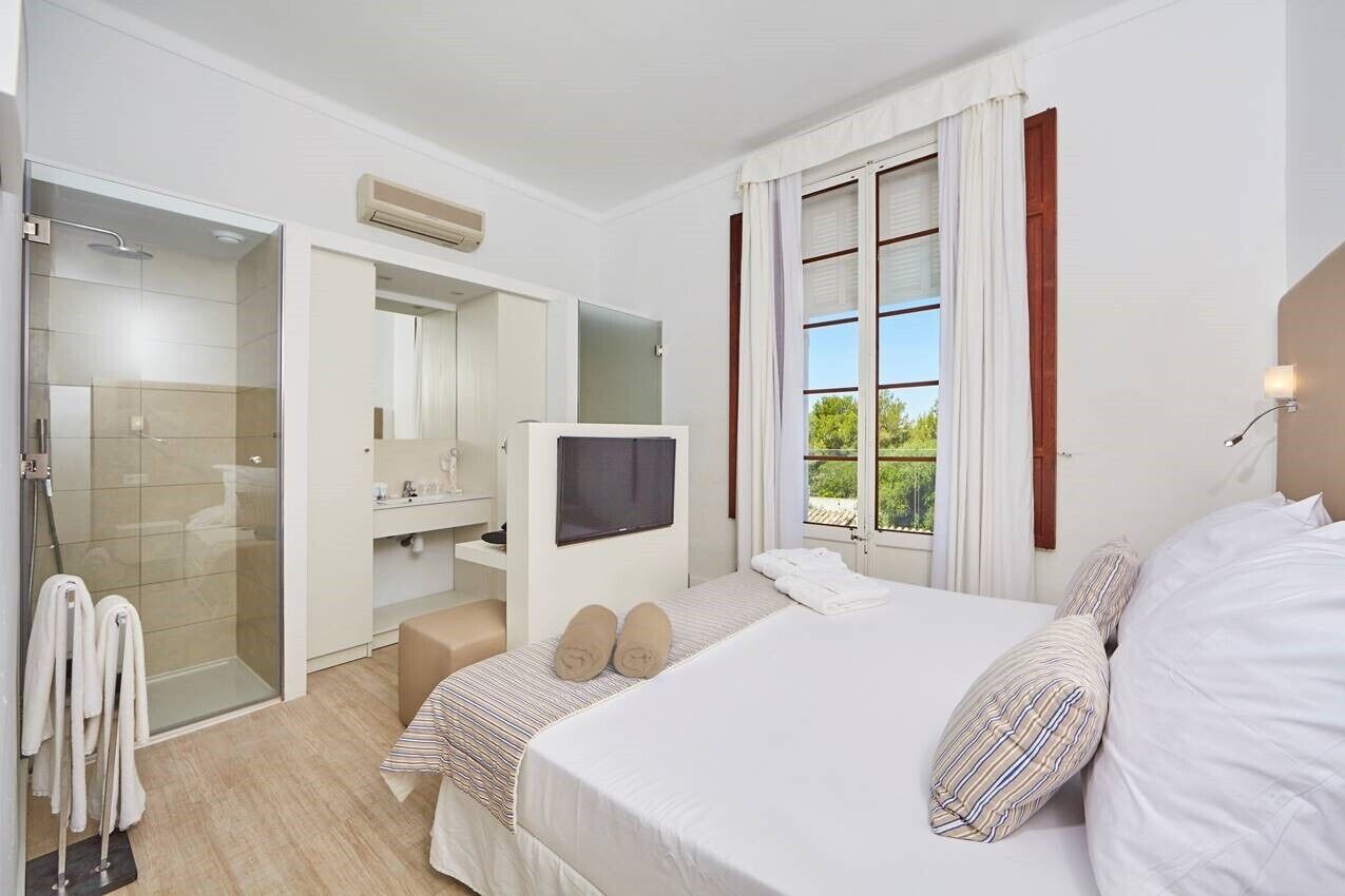 in-room safe, desk, free wifi, bed sheets