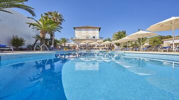 Piscine extérieure, chaises longues