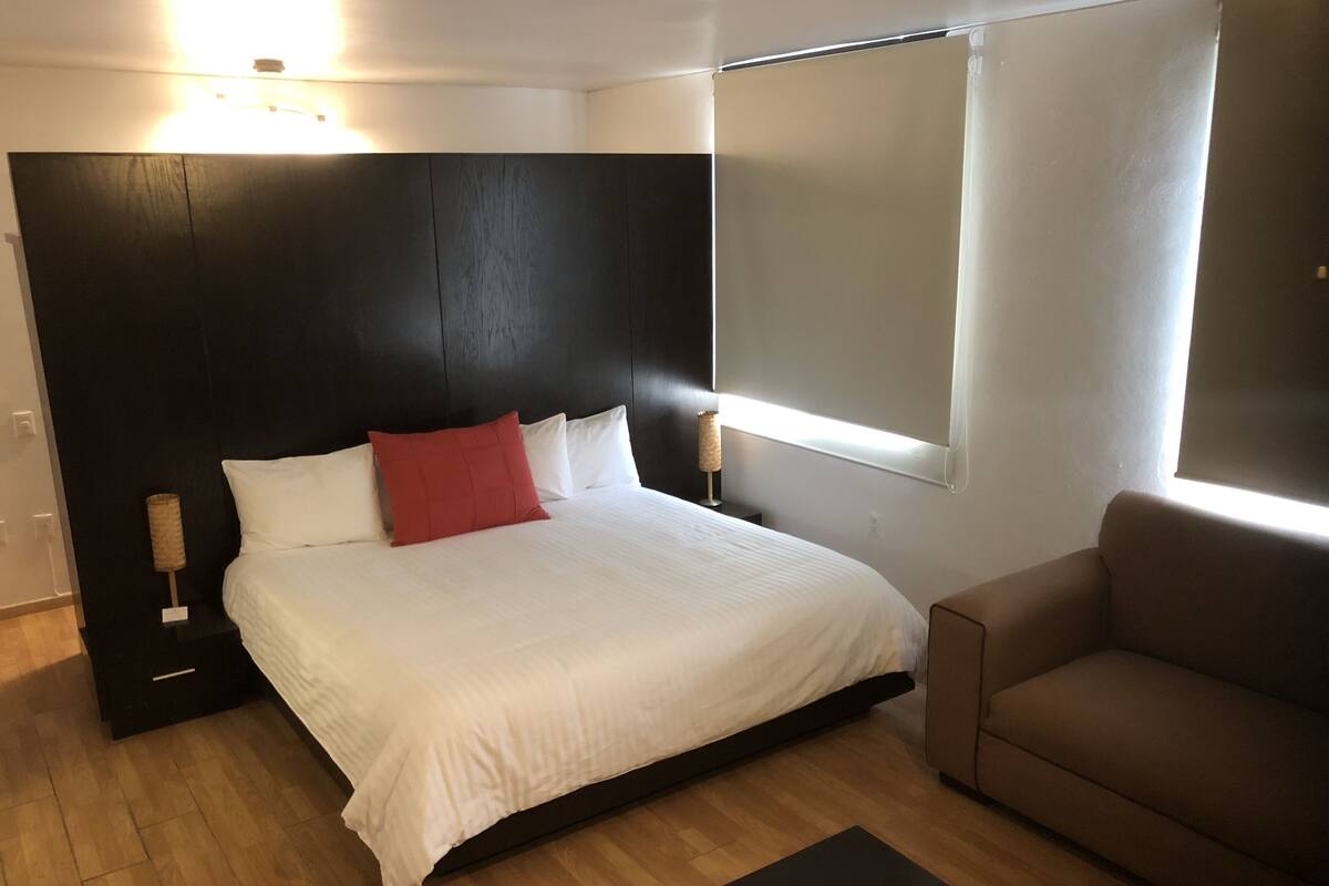 Ático presidencial, 1 cama de matrimonio grande, bañera de hidromasaje, vistas a la piscina | Escritorio y wifi gratis