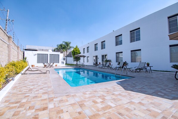 Alberca al aire libre y sombrillas en la alberca 