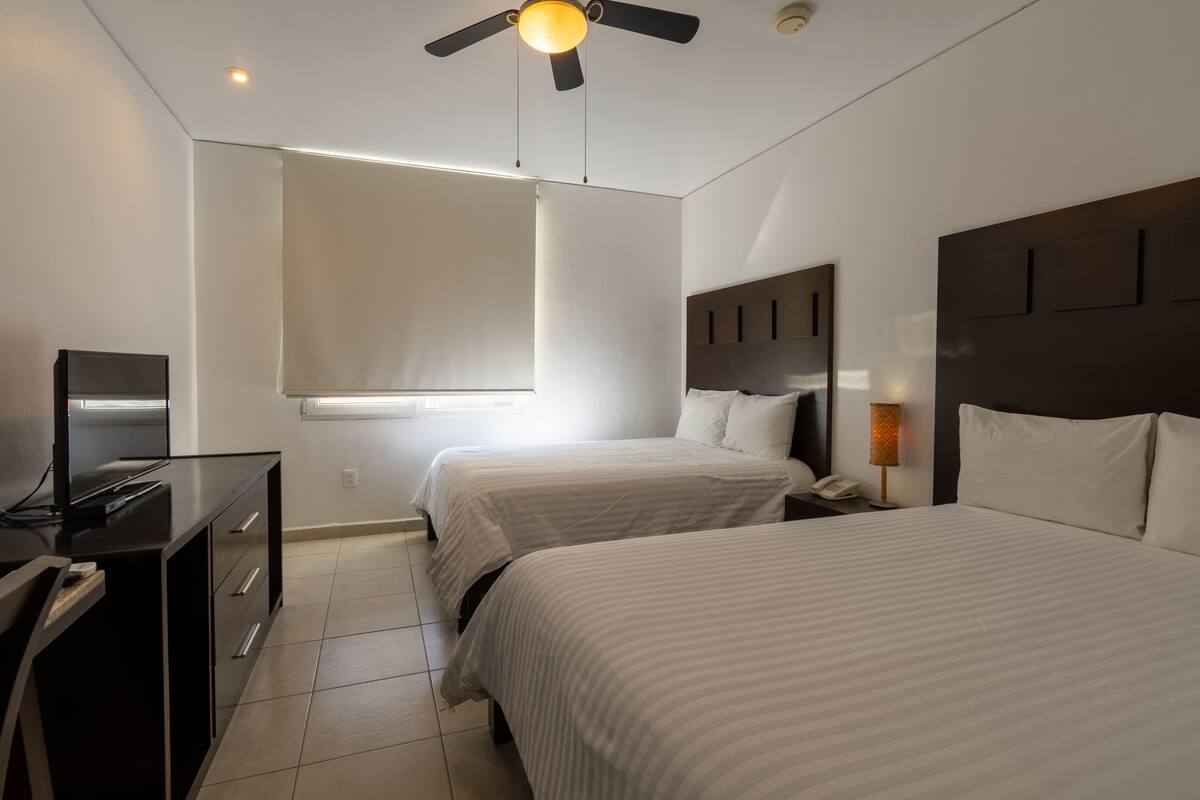 Suite, 2 camas dobles | Escritorio y wifi gratis