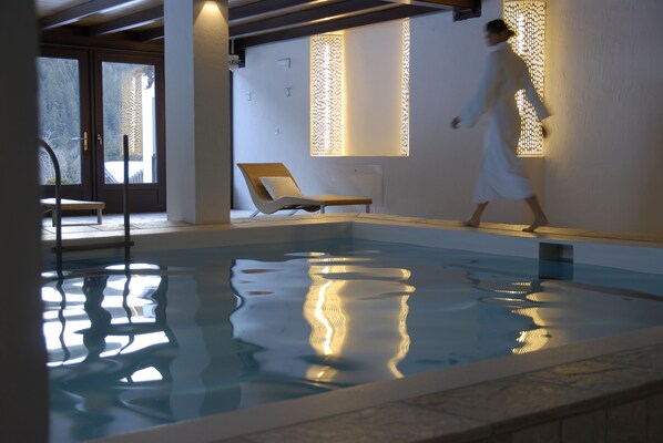 Indendørs pool, udendørs pool, parasoller, liggestole