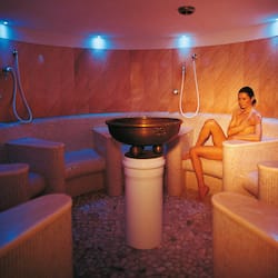 Salas de tratamiento para parejas, un sauna, una bañera de hidromasaje