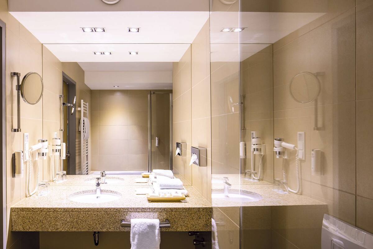 premium room | bathroom | shower, hair dryer, towels