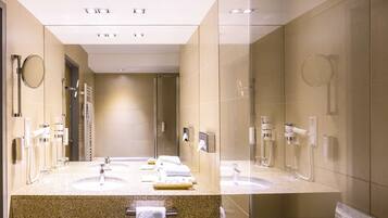 Premium Room | Bathroom | Shower, hair dryer, towels
