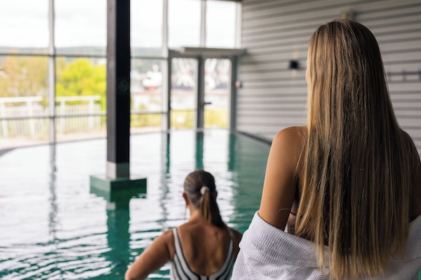 Sauna, hot tub, steam room