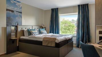 MörklÀggningsgardiner, strykjÀrn/strykbrÀda, gratis wi-fi och sÀngklÀder