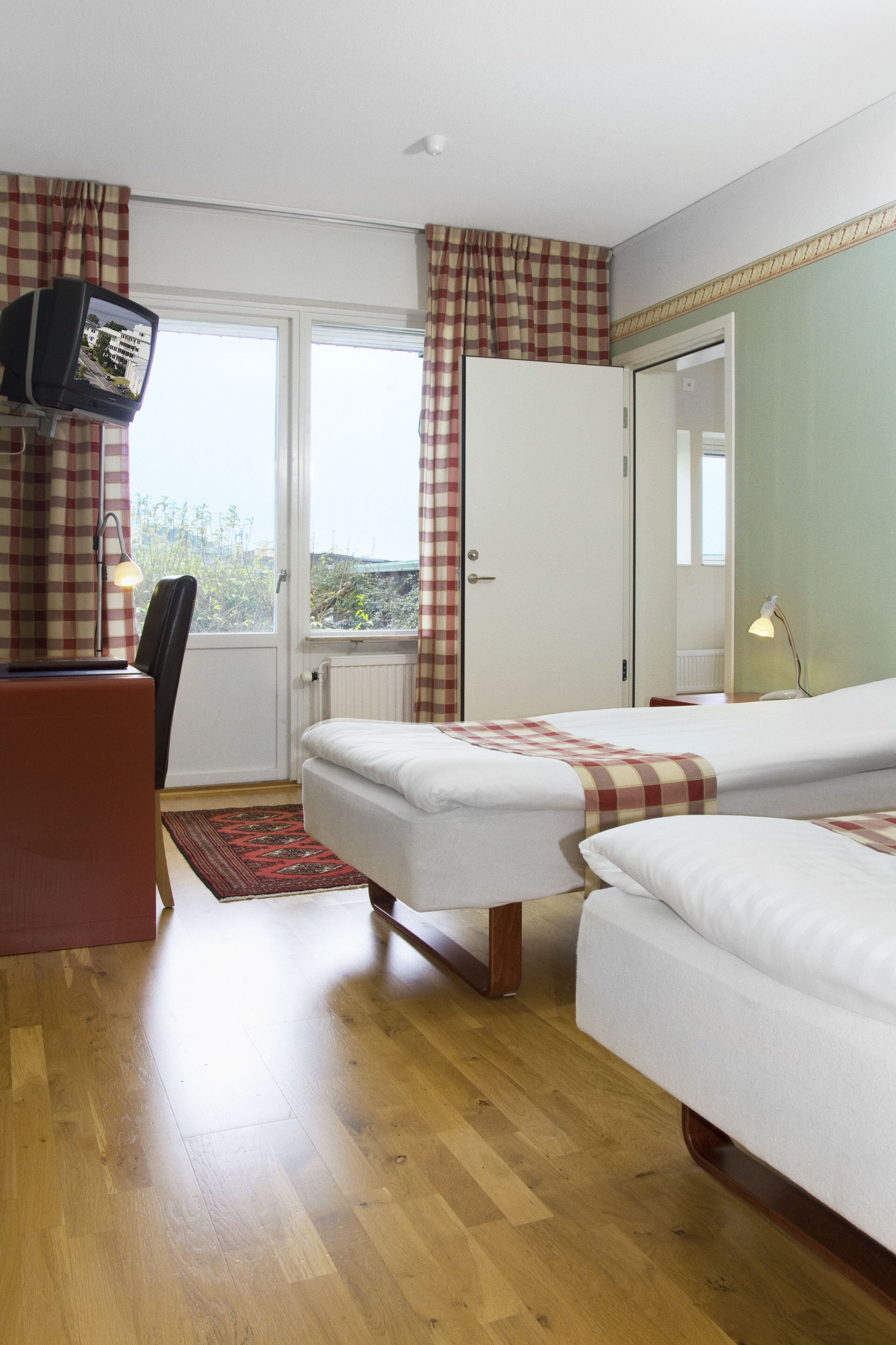 quadruple room | blackout curtains, iron/ironing board, free wifi, bed sheets