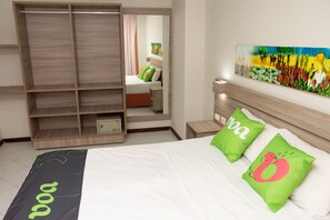 Minibar, in-room safe, desk, laptop workspace - VOA Ambassador Flat (João Pessoa)