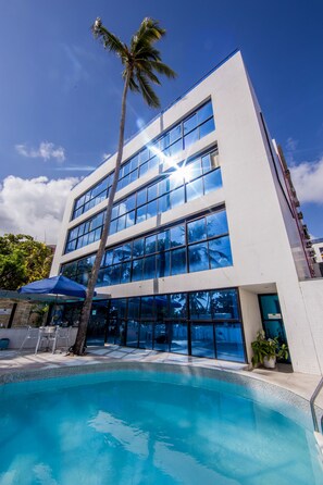 Outdoor pool, pool umbrellas, sun loungers - VOA Ambassador Flat (João Pessoa)