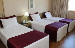 Tremannsrom | Minibar, safe på rommet, skrivebord og wi-fi (inkludert)