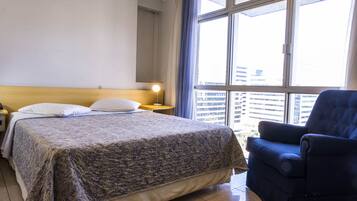 Minibar, caja de seguridad en la habitación y escritorio