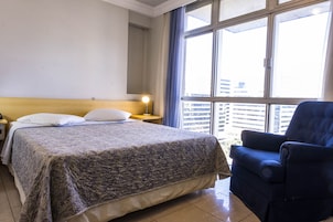 Minibar, caja de seguridad en la habitación y escritorio