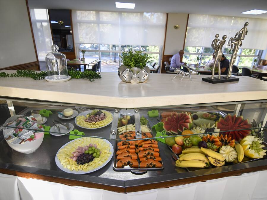 Café da manhã com buffet grátis todos os dias
