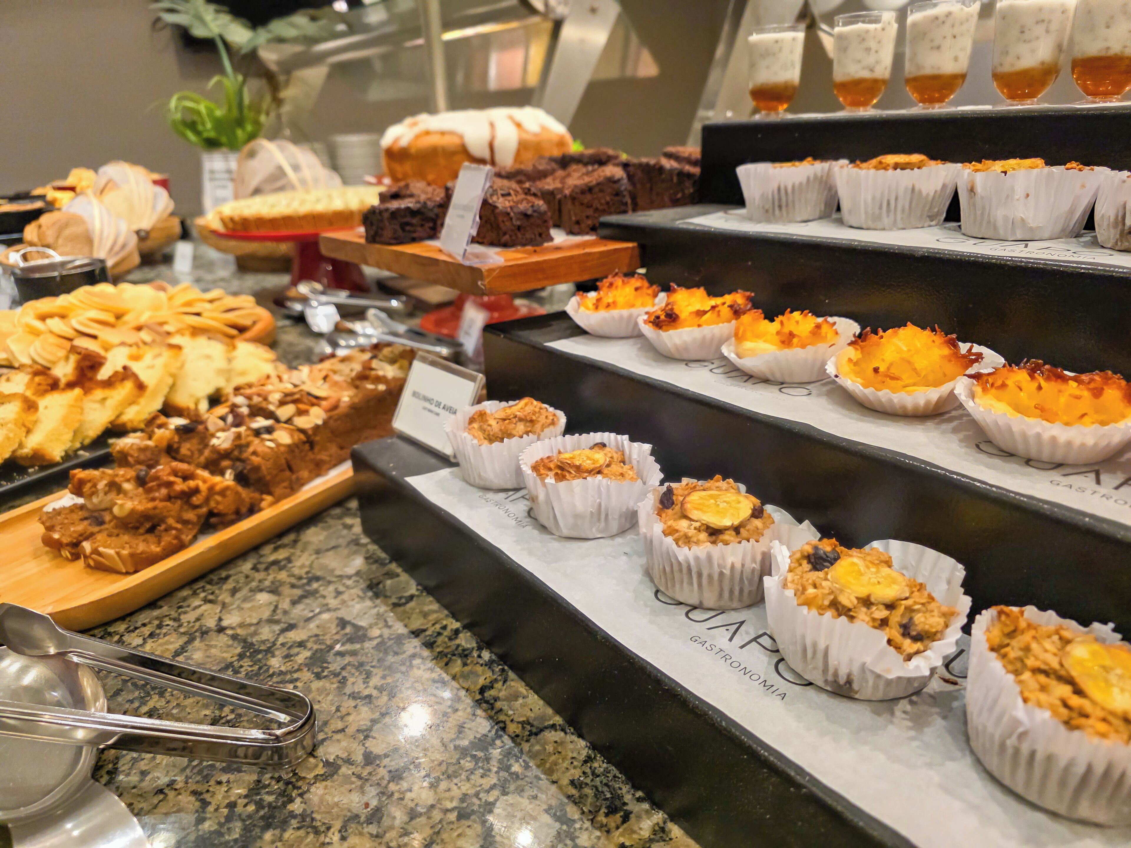 Un bufé con diversas opciones de panadería y postres.