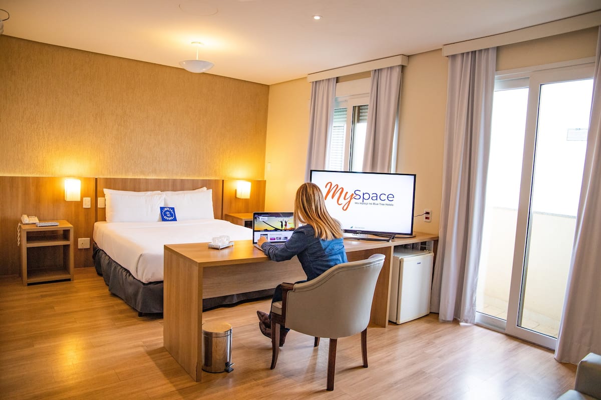 Allergikerbettwaren, Minibar, Zimmersafe, Schreibtisch