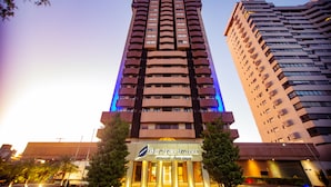 Un hotel alto con un cartel que dice "Blue Tree Towers" y "Millennium - Porto Alegre".