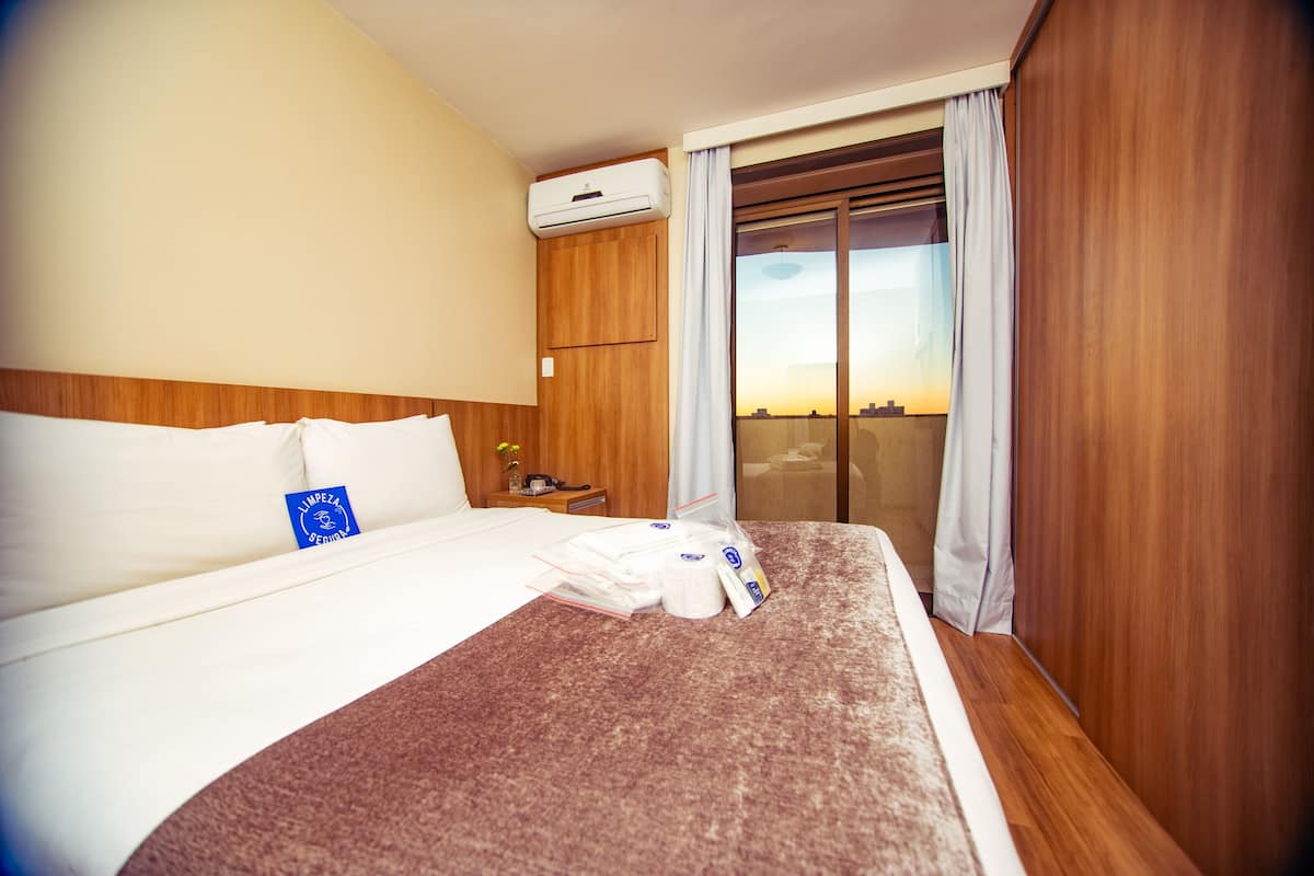 Hypo-allergenic bedding, minibar, in-room safe, desk