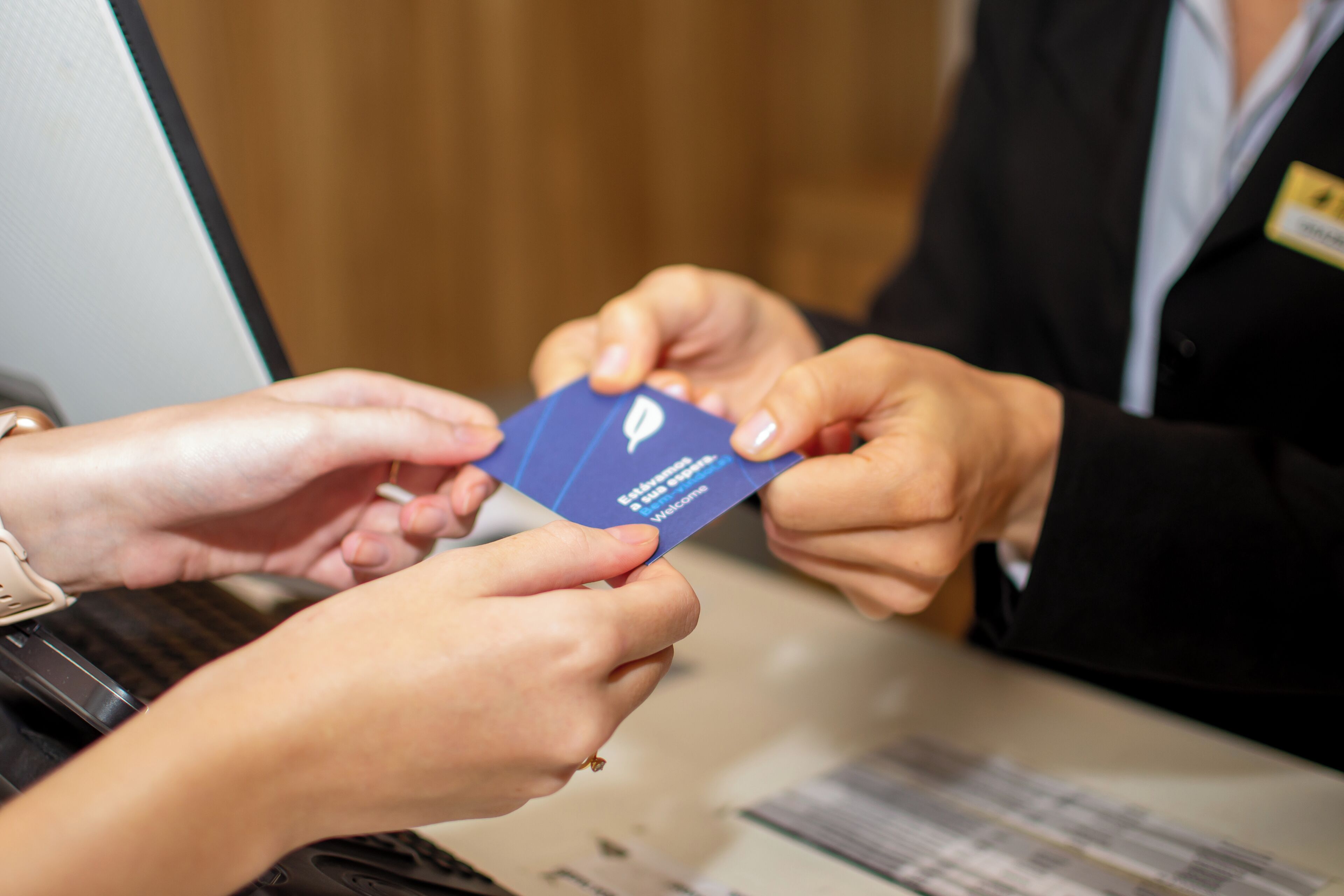 Une personne qui remet une carte bleue à une autre personne.