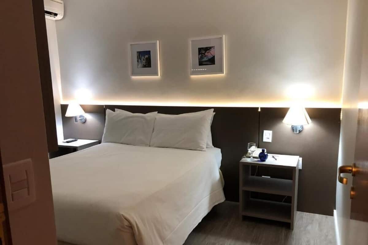 Hypo-allergenic bedding, minibar, in-room safe, desk