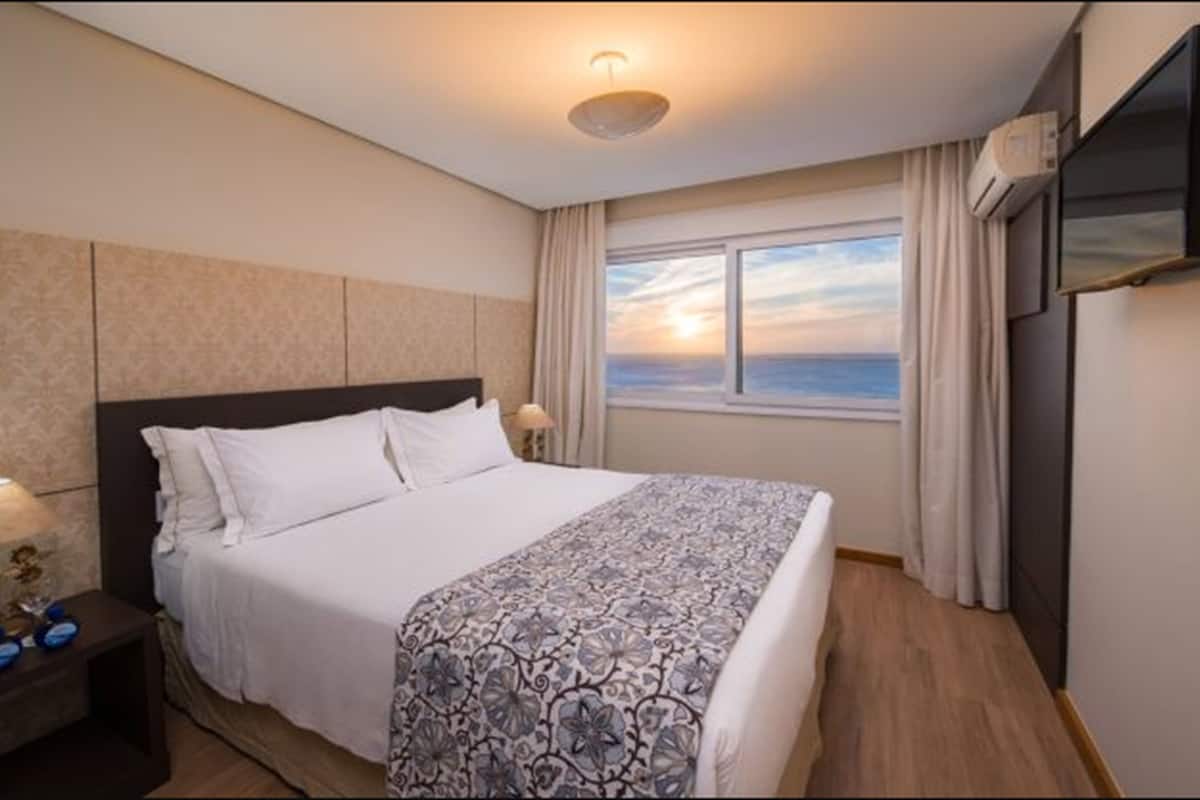 Premium Room | Hypo-allergenic bedding, minibar, in-room safe, desk