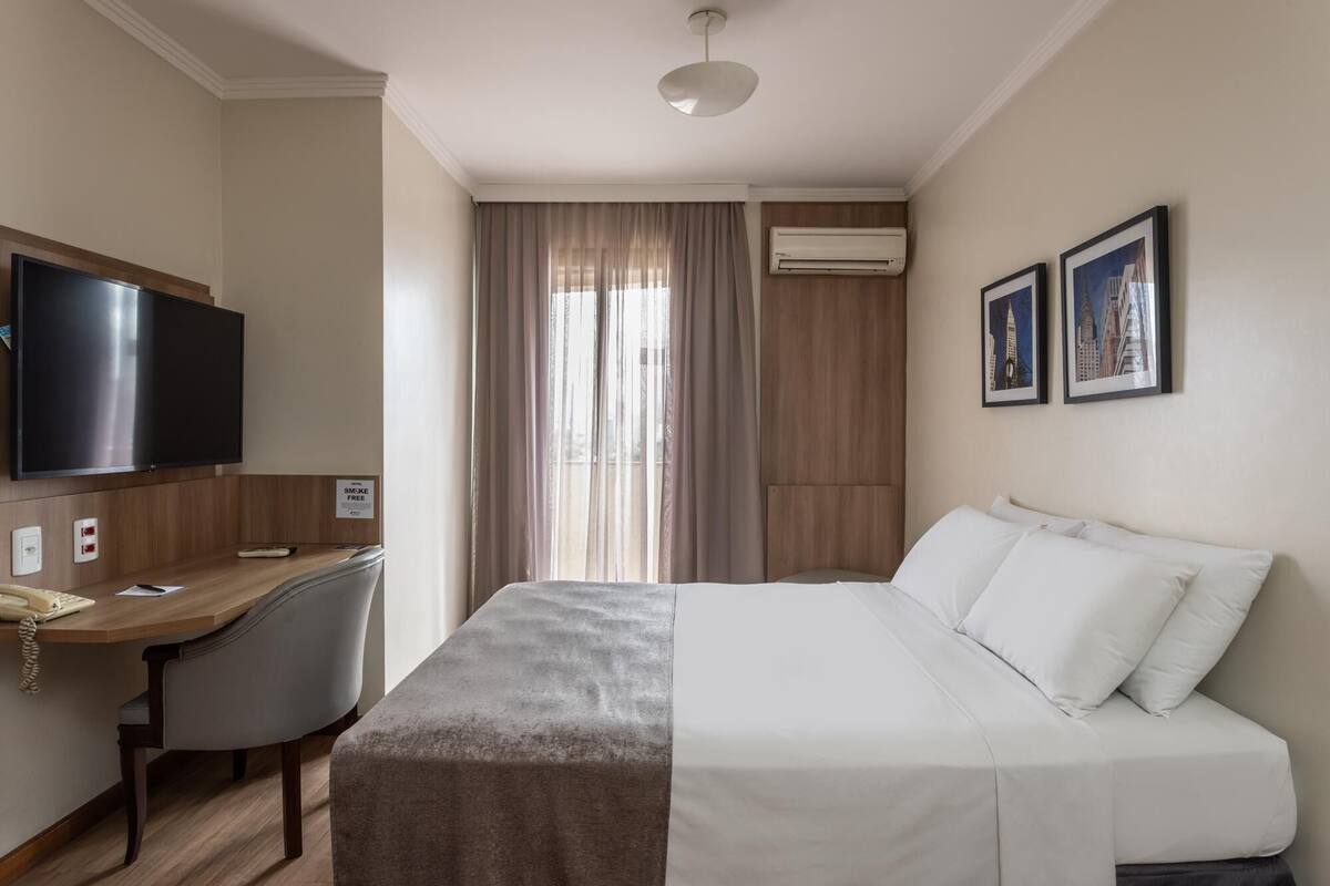 Hypo-allergenic bedding, minibar, in-room safe, desk