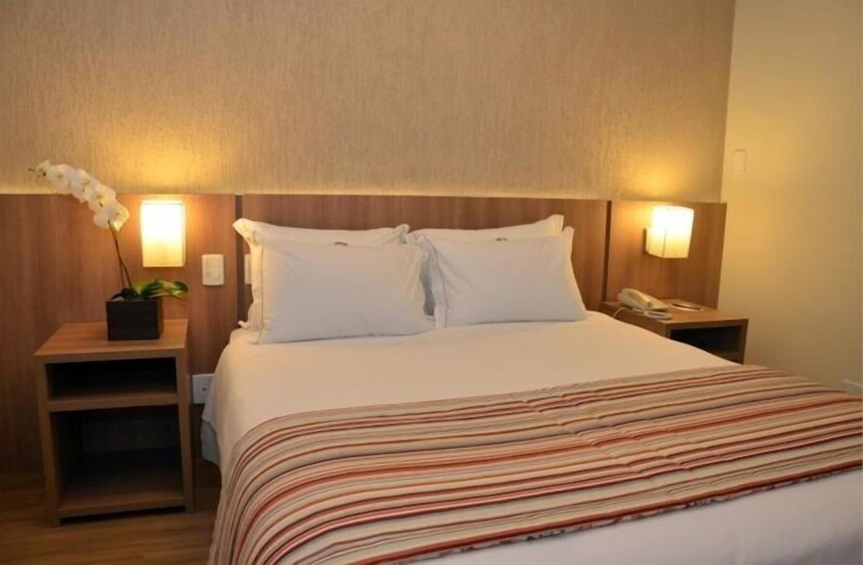 Allergikerbettwaren, Minibar, Zimmersafe, Schreibtisch