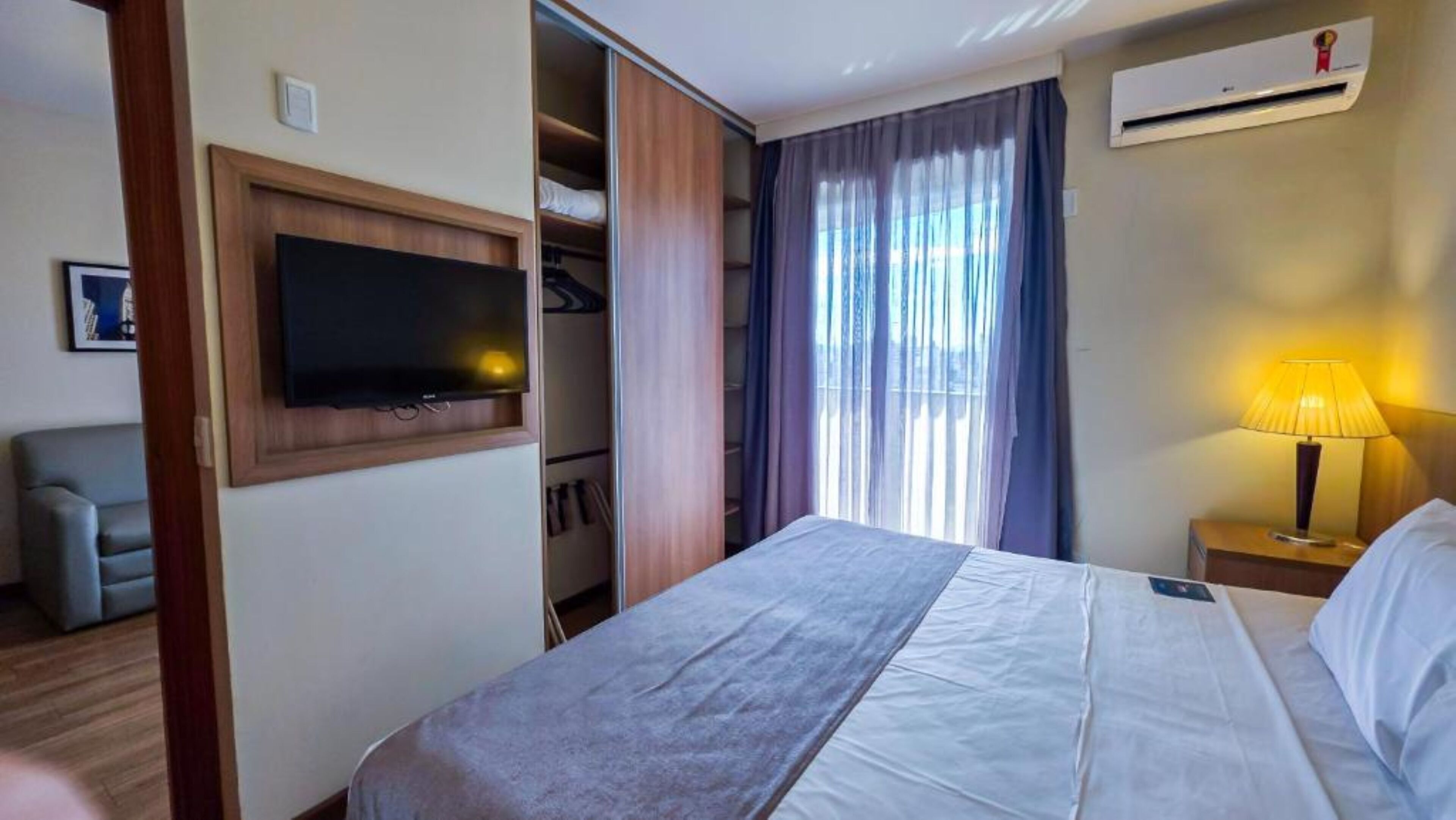 Suite Executiva Casal | Hypo-allergenic bedding available, minibar, in-room safe, desk