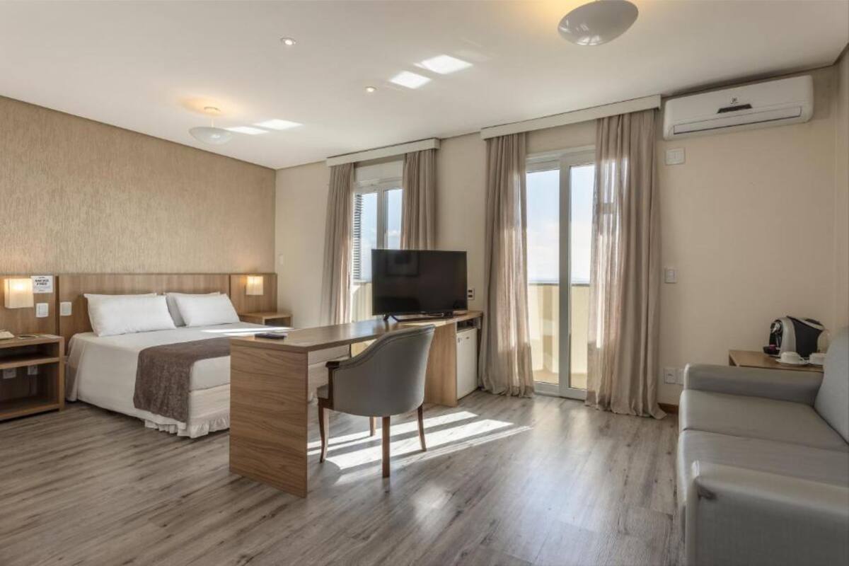 Deluxe-Suite, eingeschränkter Seeblick | Allergikerbettwaren, Minibar, Zimmersafe, Schreibtisch
