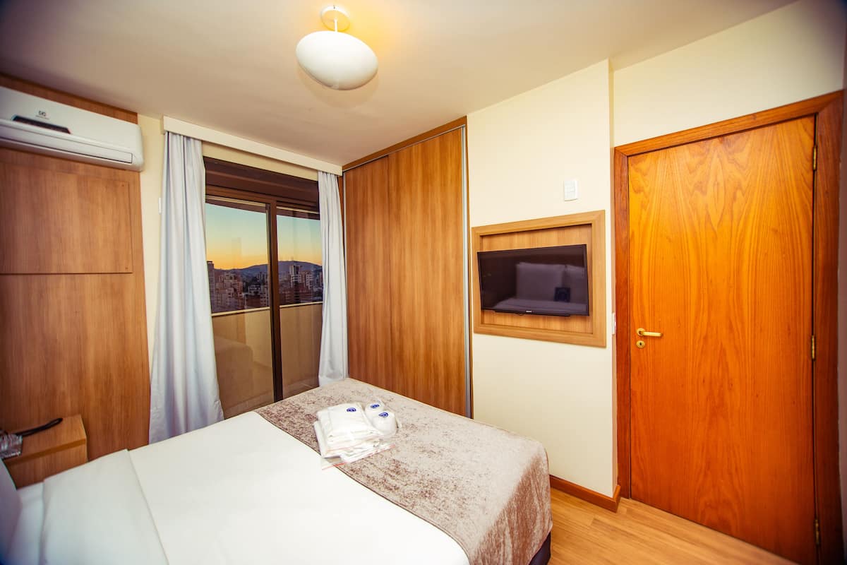 Hypo-allergenic bedding, minibar, in-room safe, desk