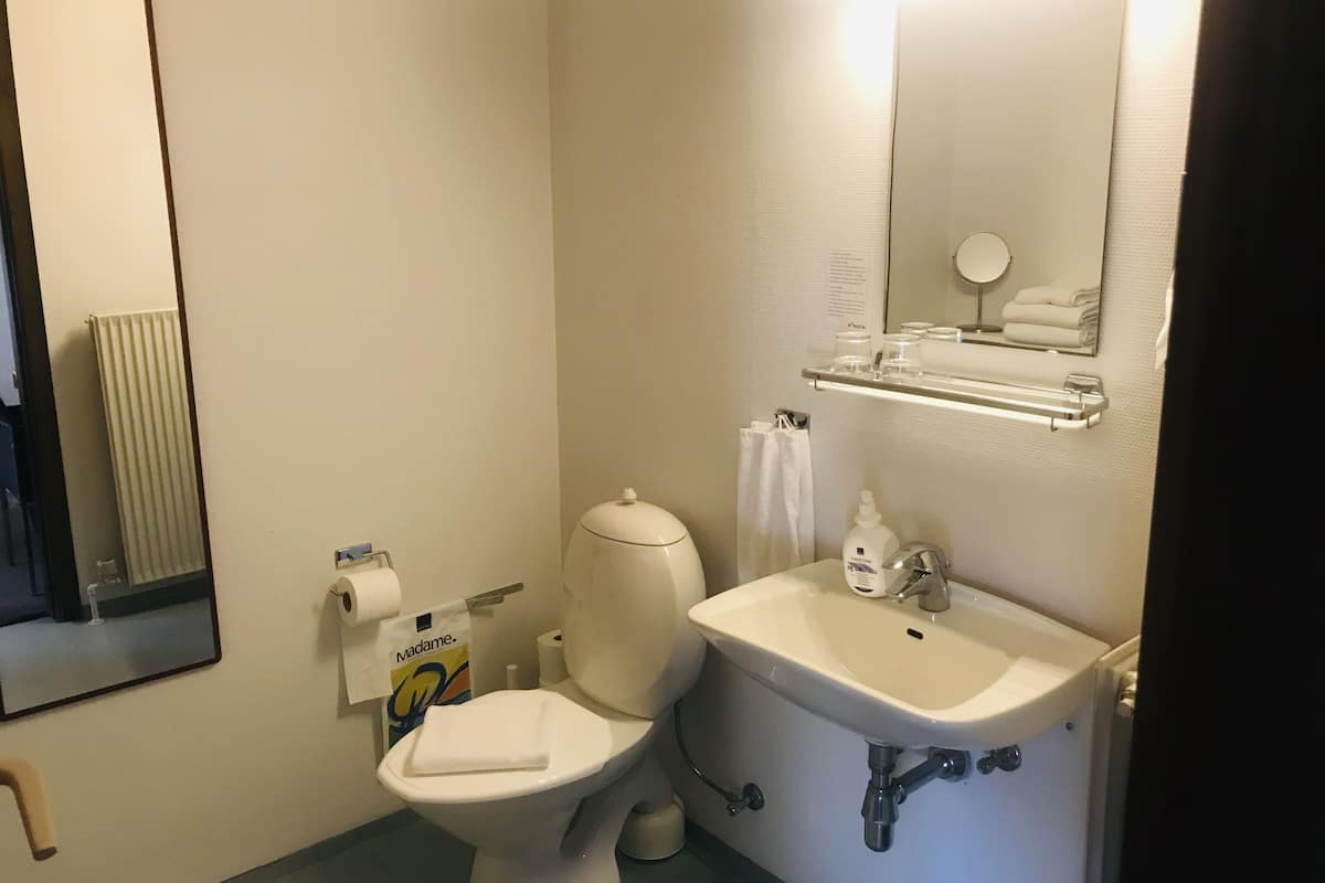 basic room | bathroom | shower, hair dryer, towels, soap