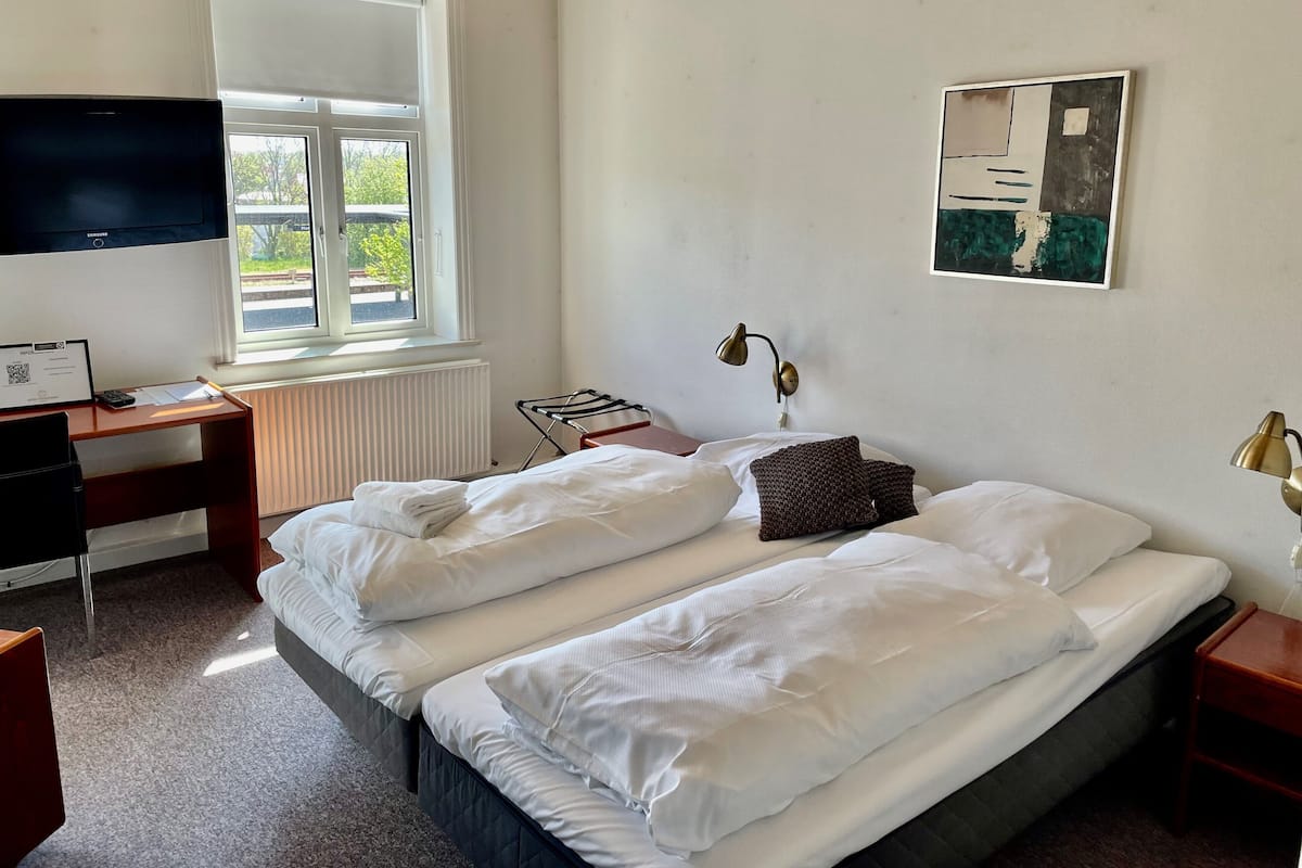 basic room | 1 bedroom, desk, laptop workspace, soundproofing