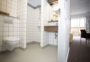 Kamer, 1 twee- of 2 eenpersoonsbedden | Badkamer | Een douche, een haardroger, handdoeken, zeep
