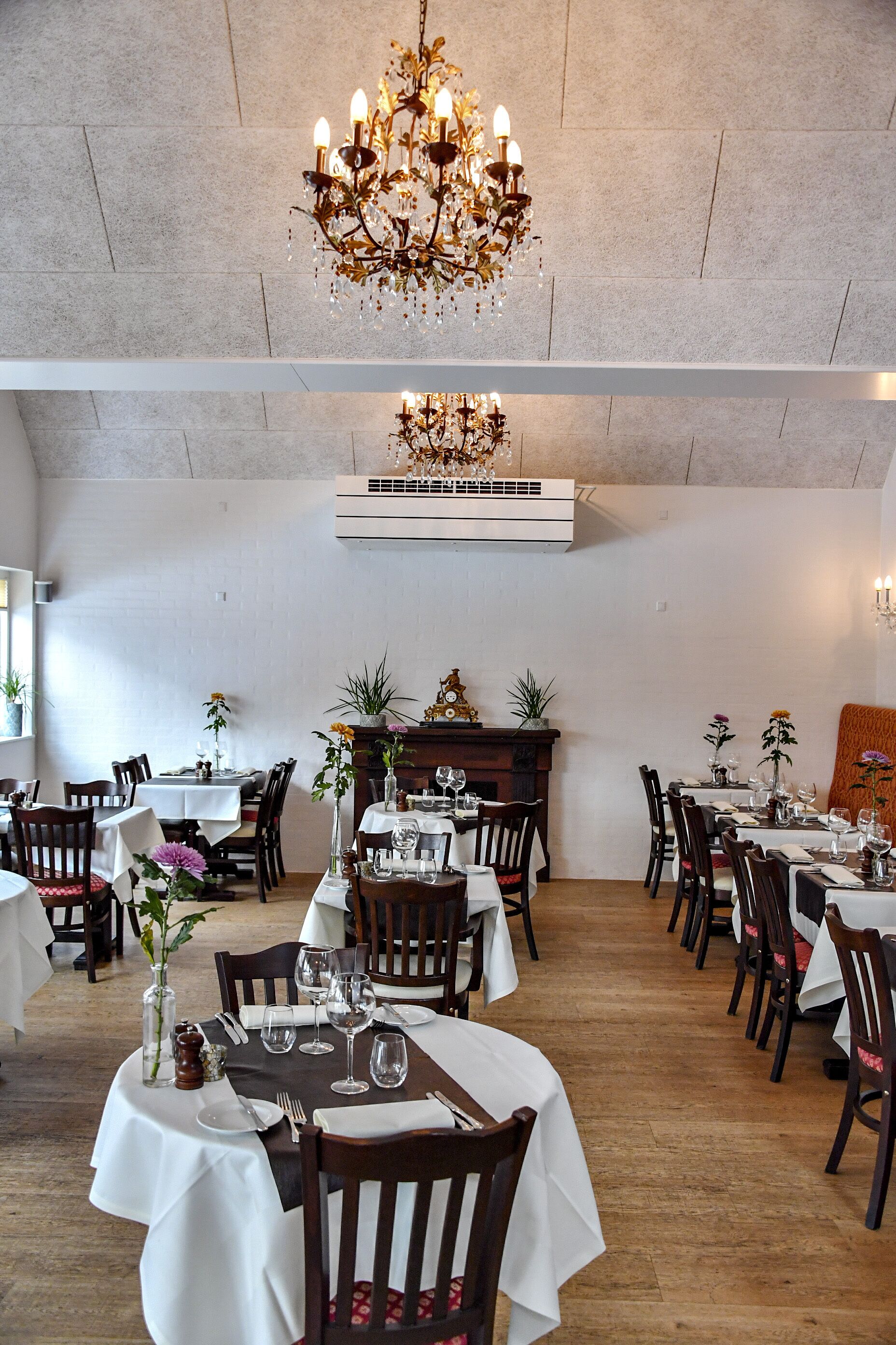 breakfast, lunch and dinner served