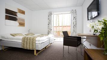 Dobbelt- eller tomannsrom | Skrivebord, skrivebord for bærbar PC, lydisolert og strykejern/-brett