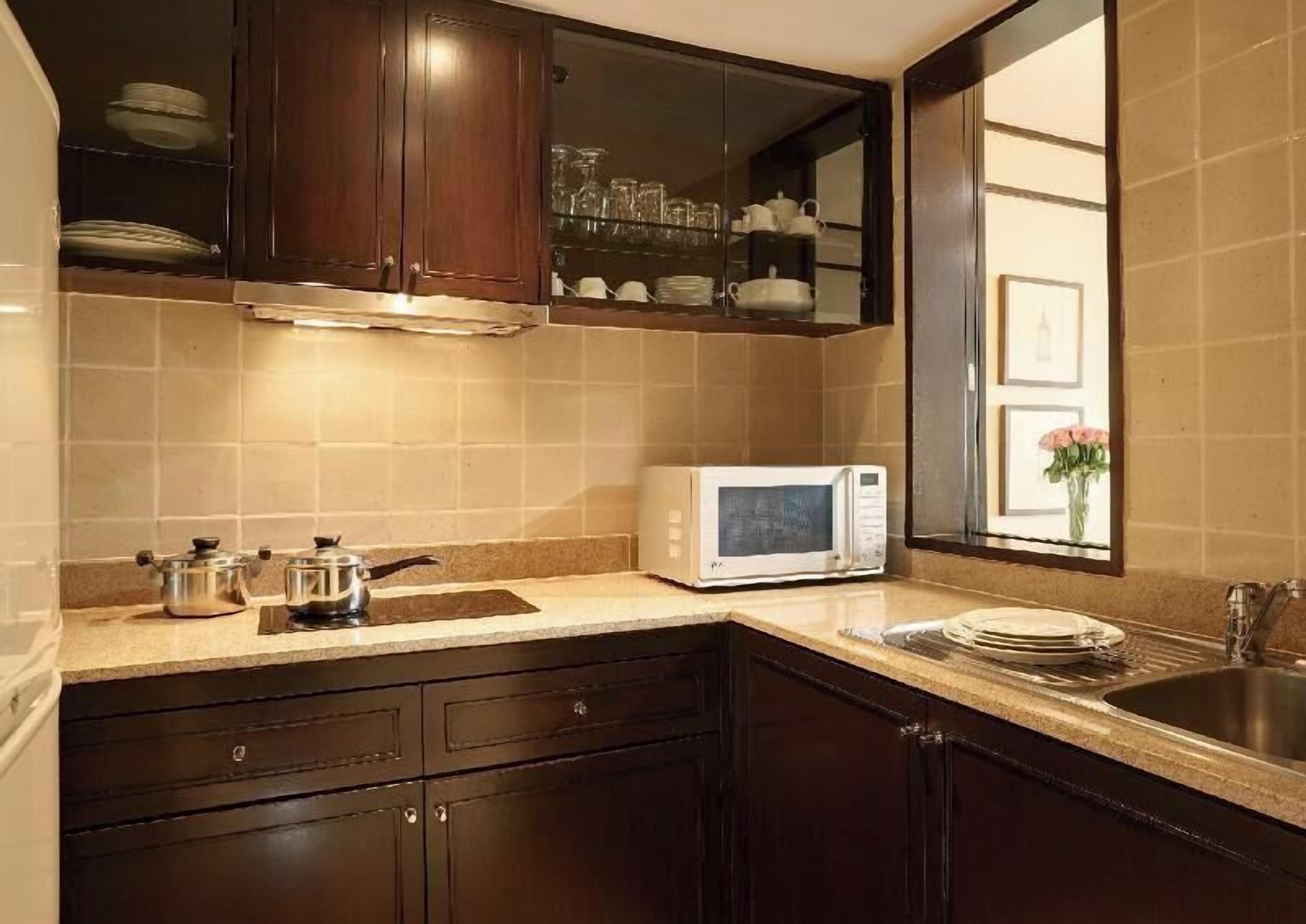 Cocina privada | Refrigerador con congelador, microondas y cafetera y tetera 