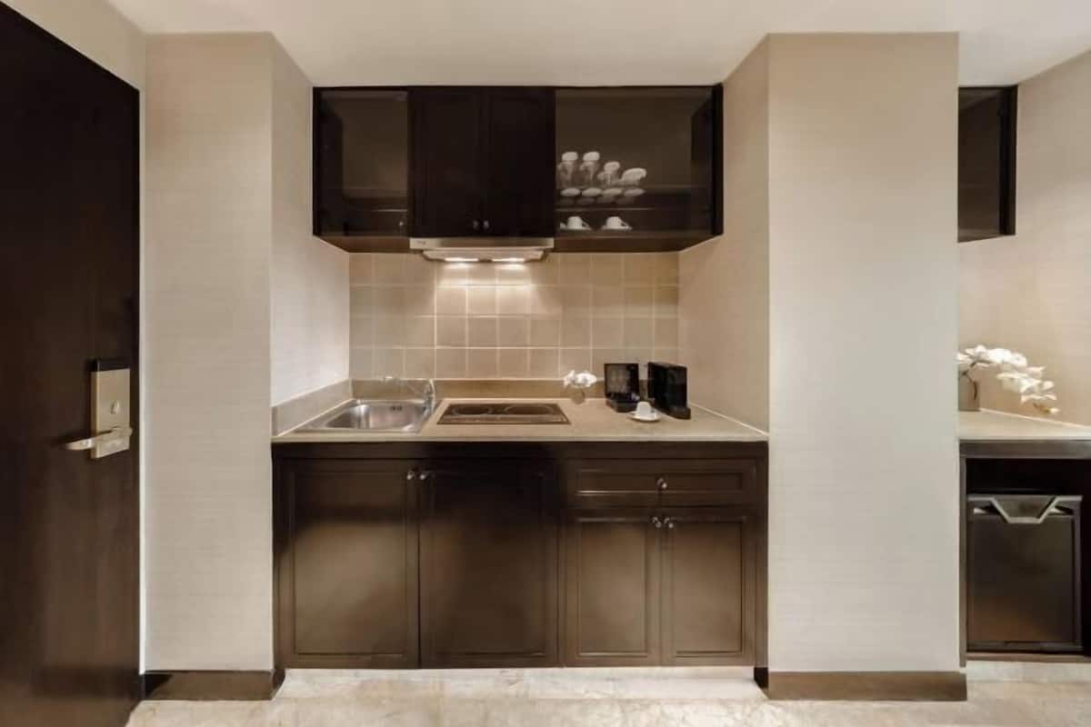 Cuisine privée | Réfrigérateur grande capacité avec congélateur, four à micro-ondes