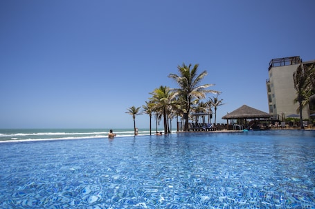 2 piscinas al aire libre, sombrillas, sillones reclinables de piscina