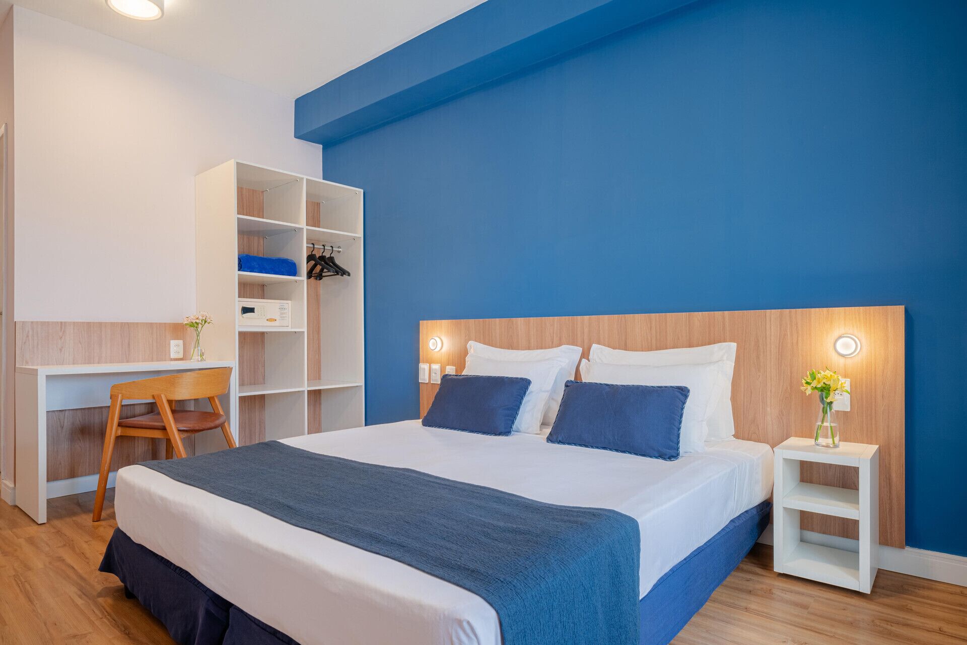 Minibar, caja fuerte, wifi gratis y ropa de cama