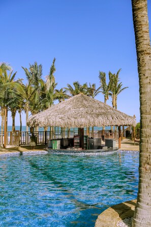 Bar en milieu de piscine