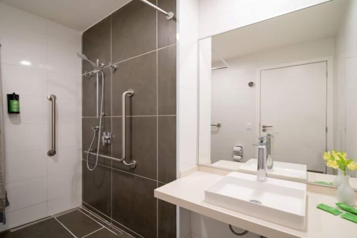 Standard-Dreibettzimmer, barrierearm (com cama extra) | Badezimmer
