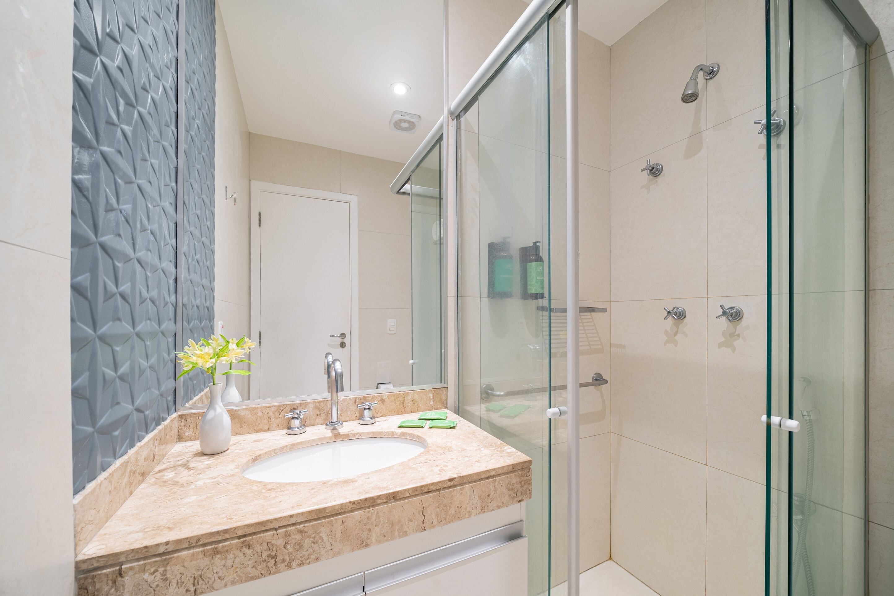 deluxe suite | bathroom | shower, free toiletries, hair dryer, towels