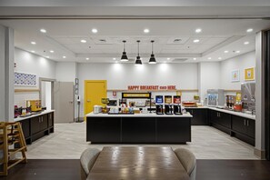 朝食 (ビュッフェ)、毎日提供 (無料)