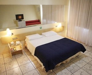 Minibar, tabla de planchar con plancha, wifi gratis y ropa de cama