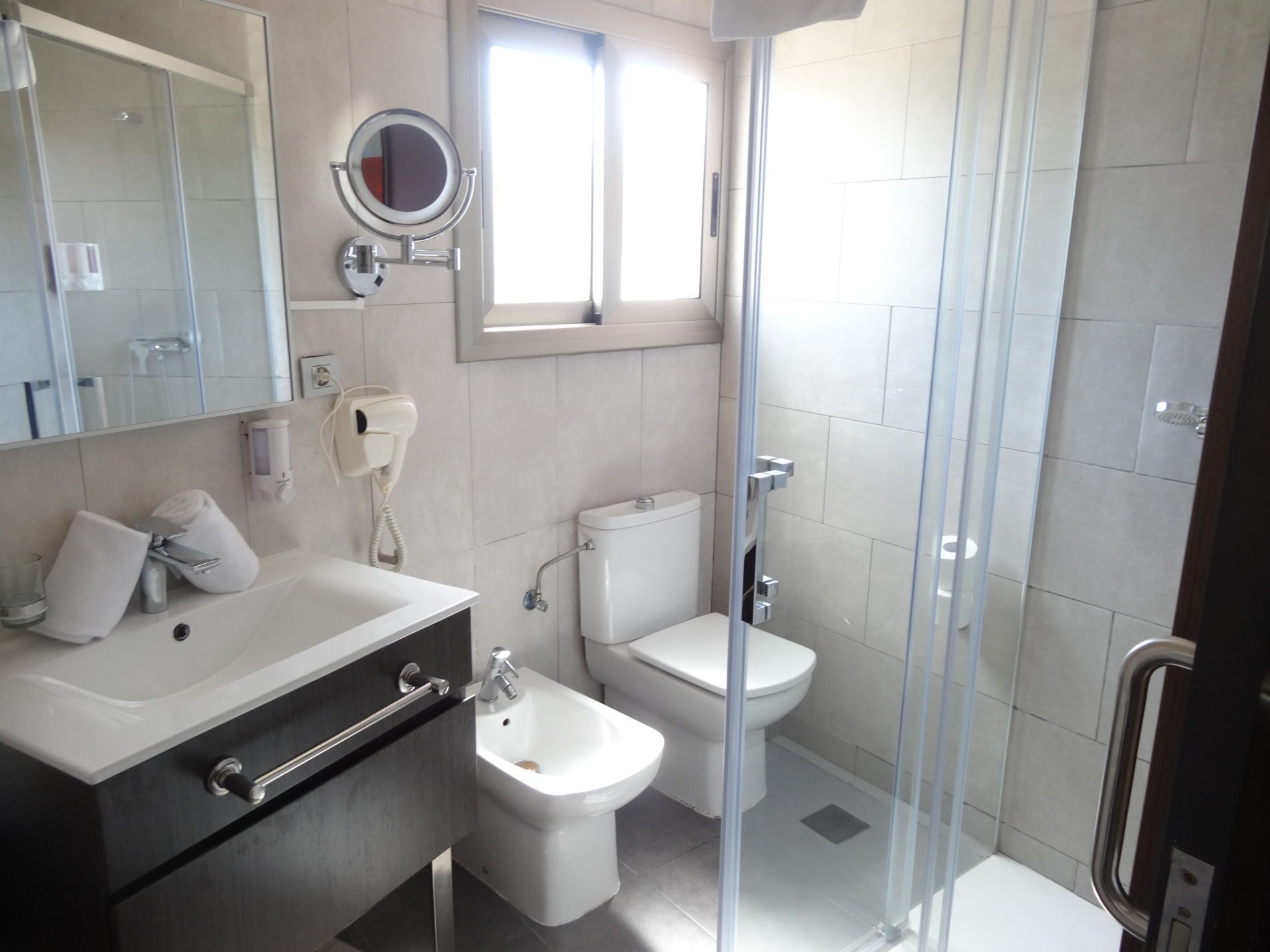 Tweepersoonskamer | Badkamer | Een douche, gratis toiletartikelen, een haardroger, een bidet