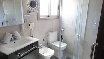 Tweepersoonskamer | Badkamer | Een douche, gratis toiletartikelen, een haardroger, een bidet
